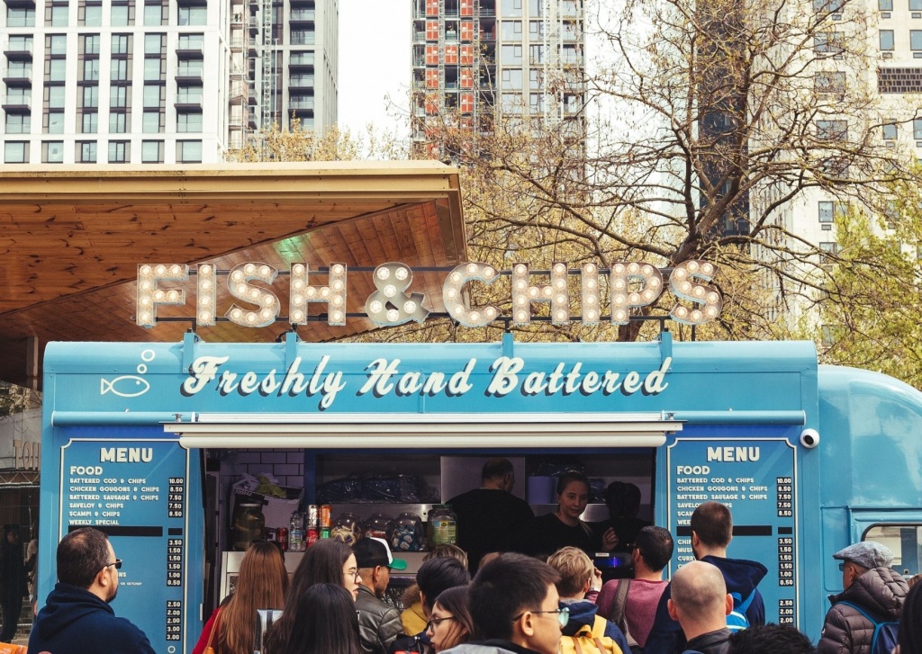 Zlot foodtrucków w Łodzi. Ogrody Geyera czekają na miłośników pysznego jedzenia (fot. Canva)