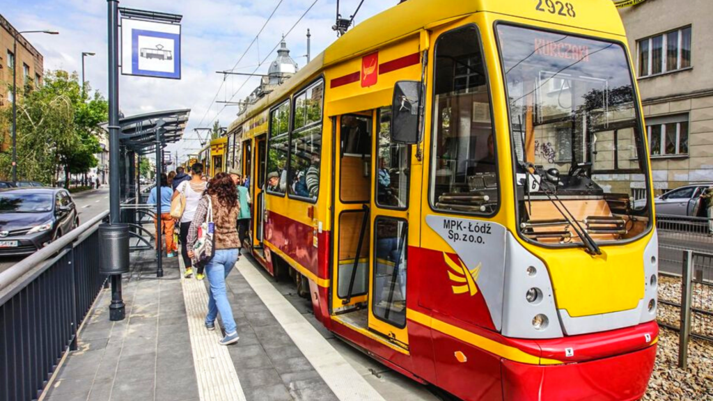 Wiemy, kto będzie nowym głosem łódzkiej komunikacji miejskiej. Do nagrania jest 1,5 tys. sylab, słów i zwrotów - Zdjęcie główne