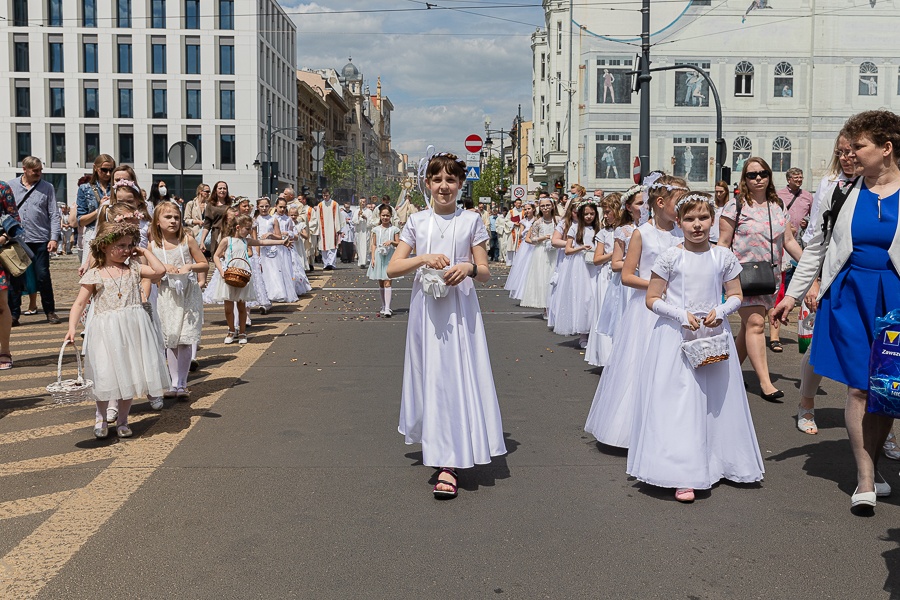 Boże Ciało w Łodzi. Procesja pod przewodnictwem abp. łódzkiego, Grzegorza Rysia przeszła ulicami miasta (fot. Michał Pietrzak - redakcja TuŁódź) |wiadomości łódzkie | Łódź | TuŁódź