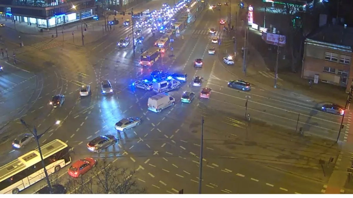 Wypadek na skrzyżowaniu marszałków. Zderzyły się trzy auta, w tym nieoznakowany radiowóz