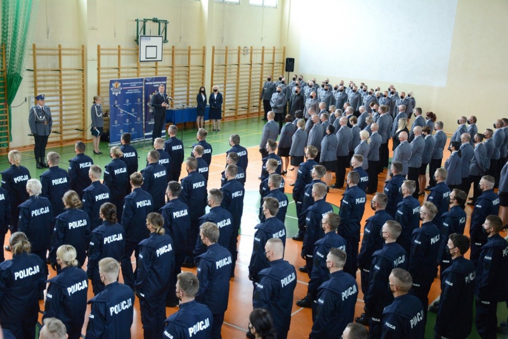 Policja Łódź. Nowi policjanci złożyli ślubowanie. Kiedy kolejne przyjęcia do policji? [zdjęcia] - Zdjęcie główne