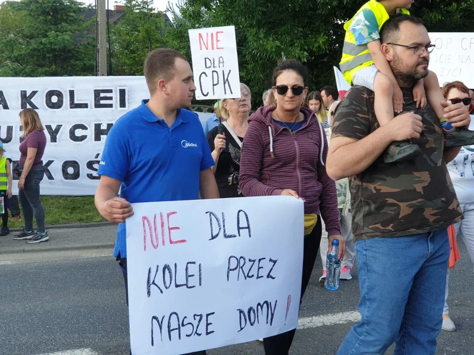 Mieszkańcy Brzezin podczas protestu przeciw KDP