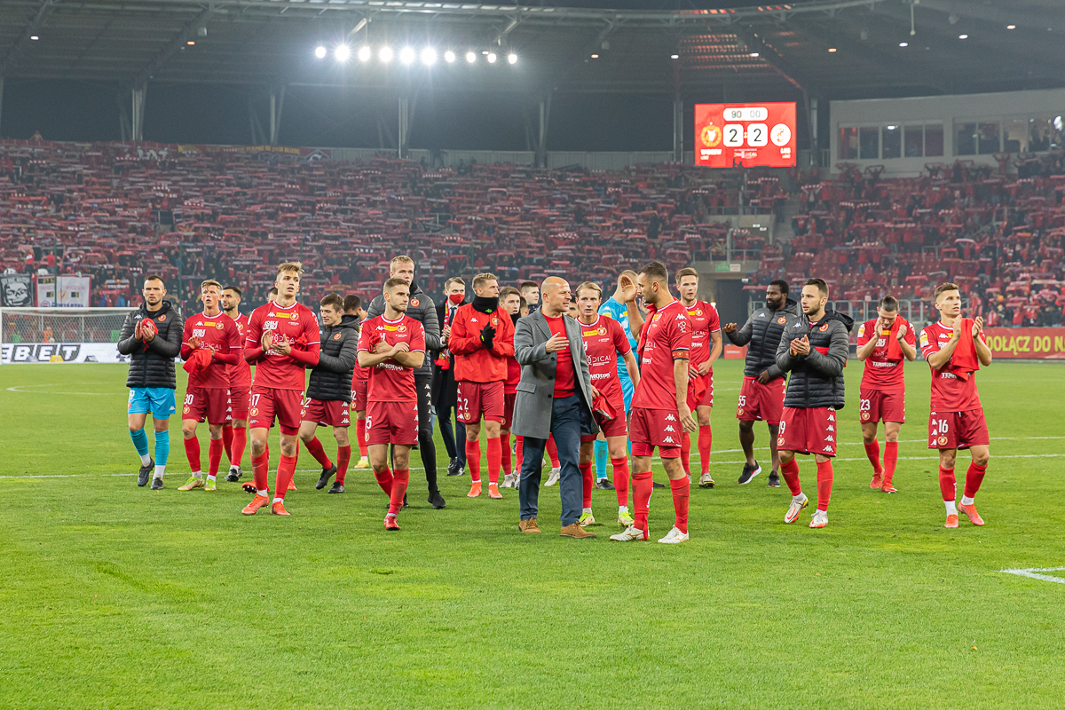 Derby Łodzi to nie tylko mecz. Race, próby konfrontacji kiboli i gaz na stadionie 