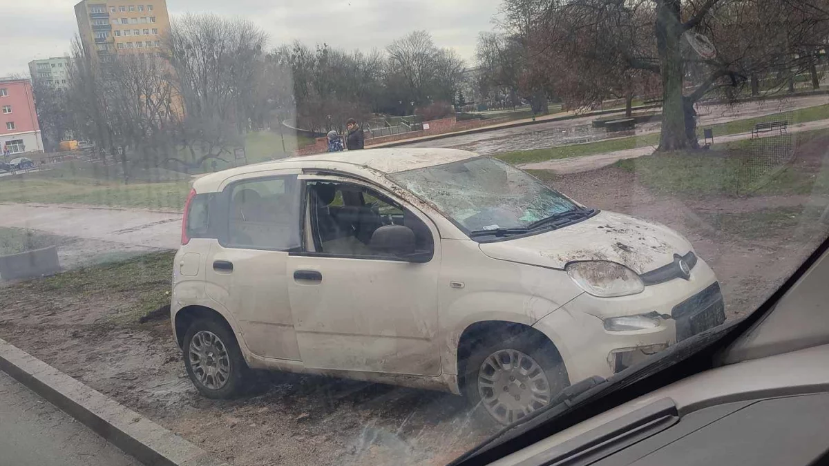 Huk na Starym Rynku. Dachowało auto osobowe. Na miejscu służby - Zdjęcie główne