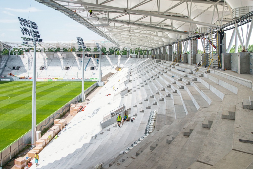 Pierwsze krzesełka na stadionie ŁKS-u Łódź (fot. ŁKS Łódź)