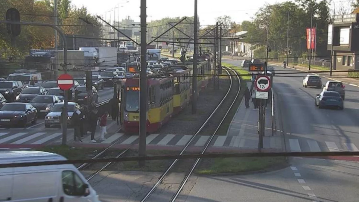 Zderzenie tramwajów MPK Łódź na alei Włókniarzy. Na miejscu policja. Tramwaje kursują objazdem - Zdjęcie główne