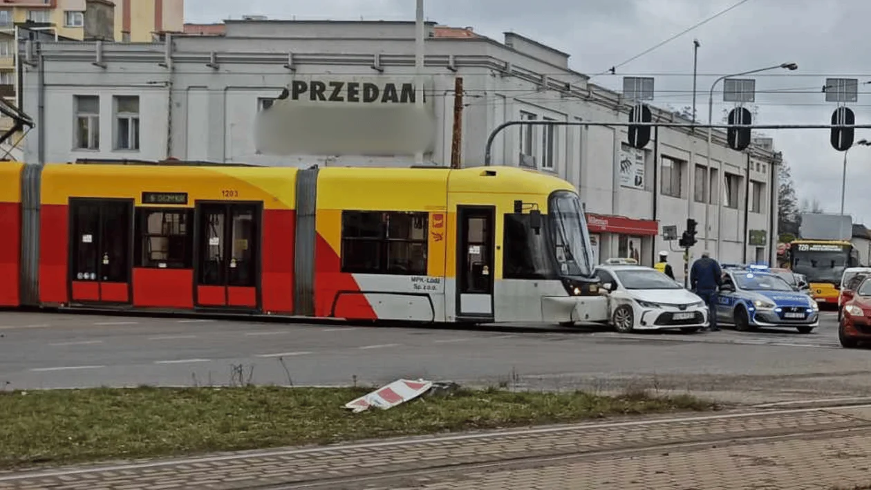 Taksówka wjechała pod tramwaj MPK Łódź na Rzgowskiej. Tramwaje zmieniły swoje trasy - Zdjęcie główne