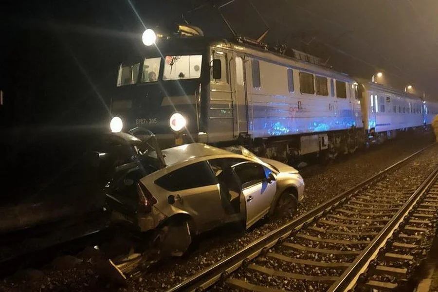 Koszmarny wypadek na torach. Pociąg zmiażdżył osobówkę [zdjęcia] - Zdjęcie główne