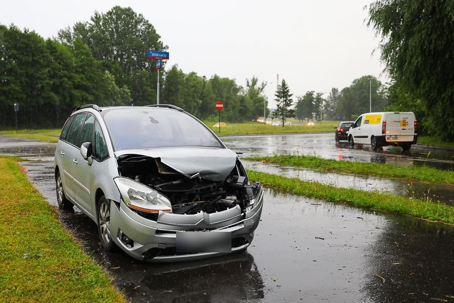 Wypadek Łódź. Zderzenia osobówek, jeden wypadek na Zachodniej, drugi na al. Włókniarzy. Kierowcy, noga z gazu! Na drogach trudne warunki [zdjęcia] - Zdjęcie główne