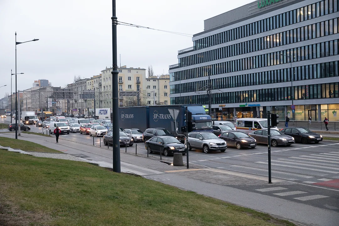 Stoi skrzyżowanie marszałków. Najdłużej zaczekają kierowcy jadący w stronę Widzewa [19.01.2022]  - Zdjęcie główne