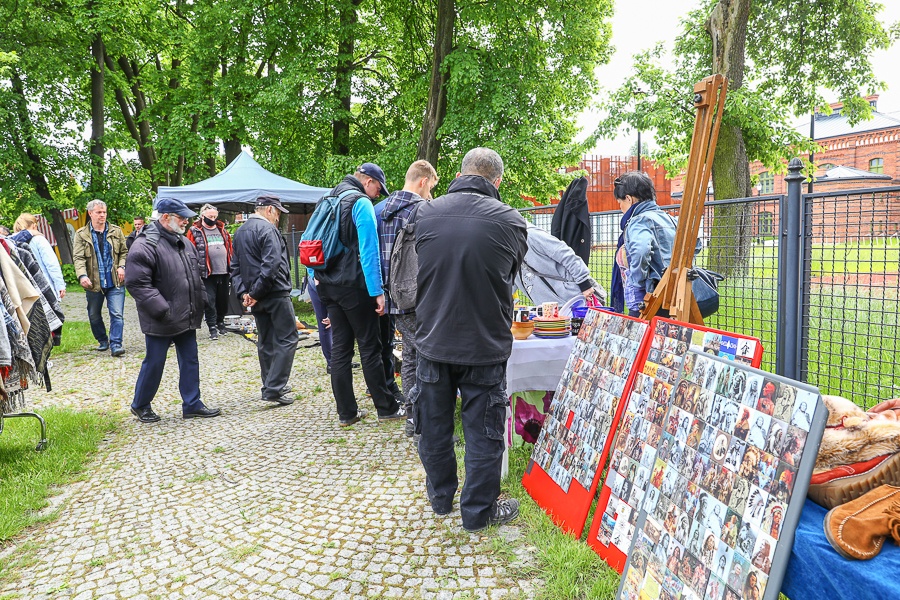 Targ Staroci Księży Młyn. Niezwykłe przedmioty, rękodzieło i sztuka użytkowa przyciągnęły miłośników przedmiotów "z duszą" (fot. Michał Pietrzak - redakcja TuŁódź) |wiadomości łódzkie | Łódź | TuŁódź