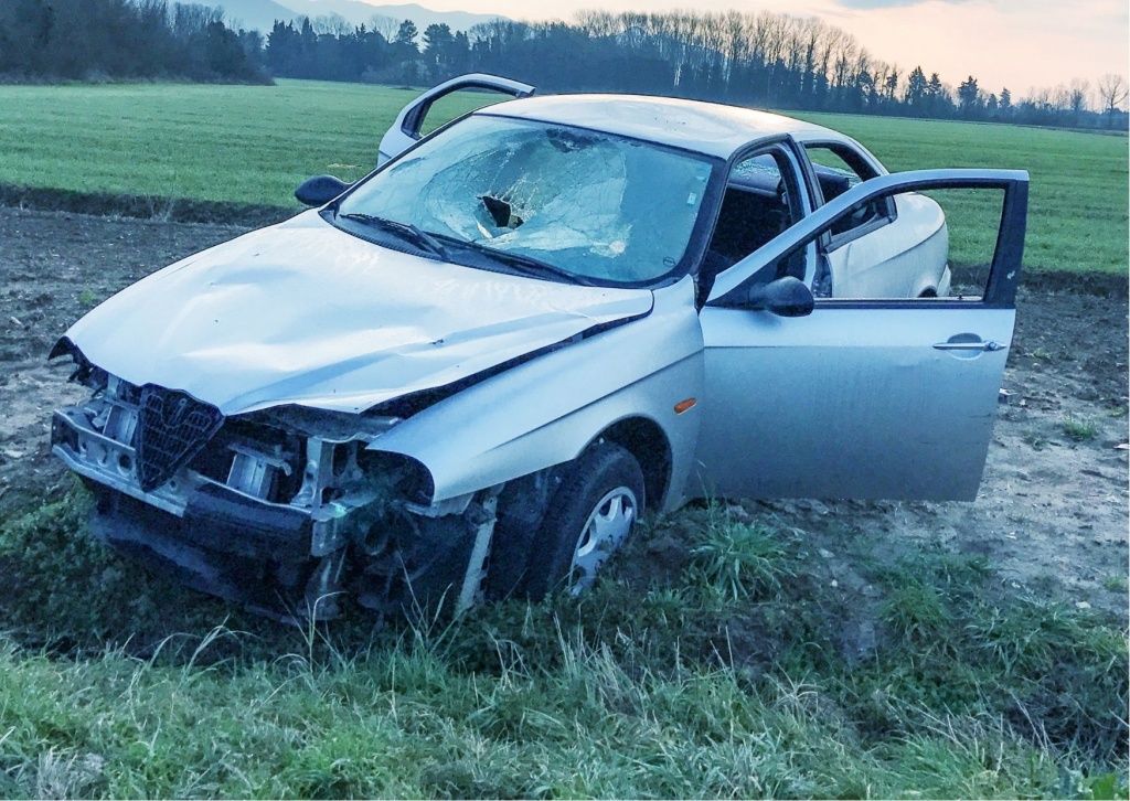 Śmiertelny wypadek w Łódzkiem: 28-letni kierowca BMW potracił pieszego bez odblasków [zdjęcia] - Zdjęcie główne