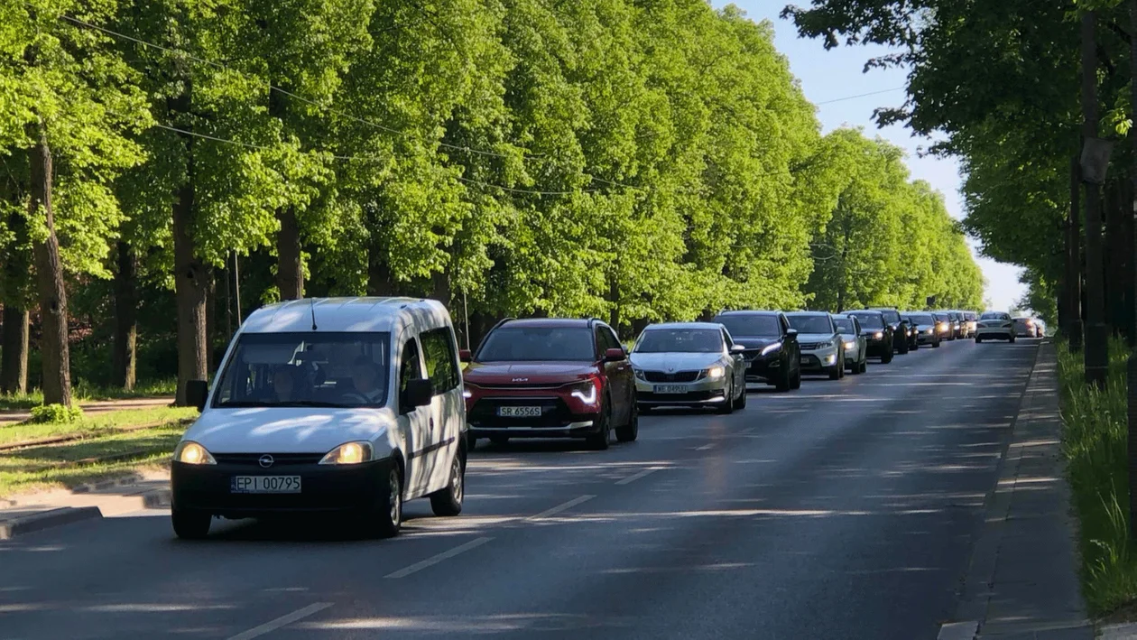 Planujesz powrót do Zgierza tą drogą? Lepiej wybierz inną ulicę. Na łódzkim Polesiu spore korki - Zdjęcie główne