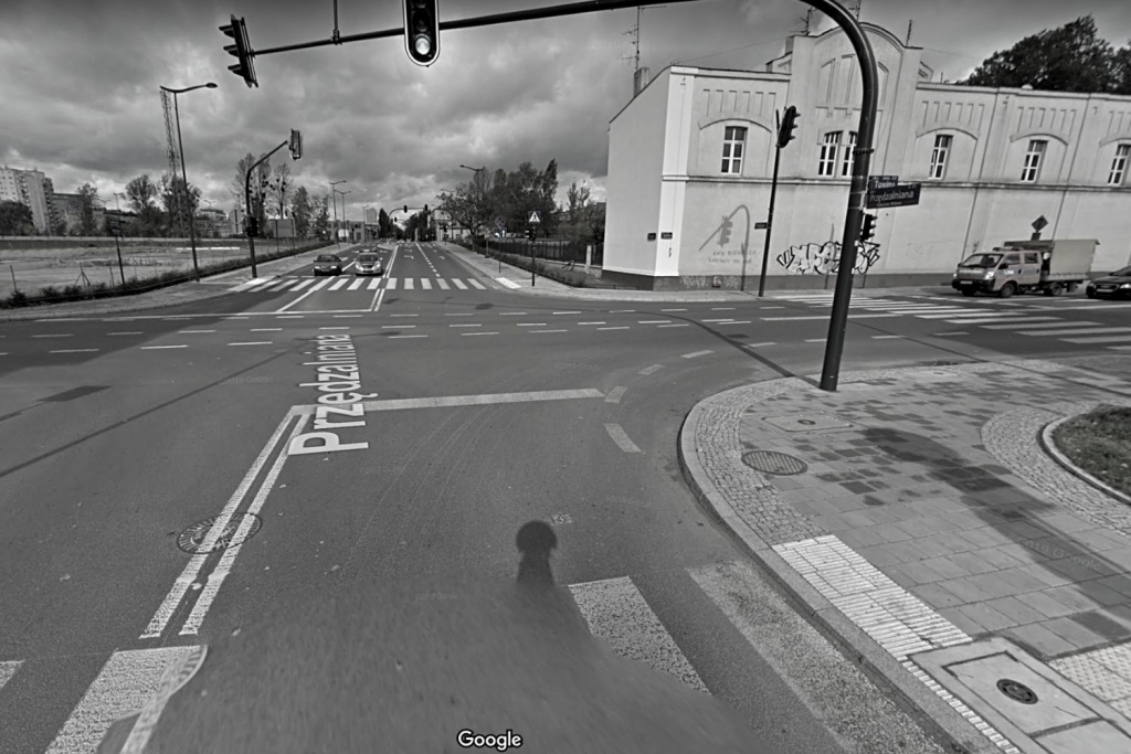 Groźny wypadek w centrum Łodzi na skrzyżowaniu Przędzalniana / Tuwima. Pięć osób rannych! (zdjęcie ilustracyjny / fot. Google Street View)