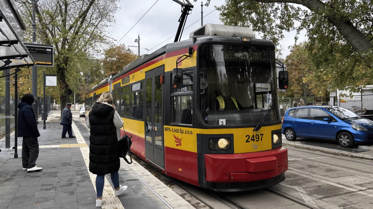 Tramwaje MPK Łódź powróciły na Cmentarną. Dojazd do Starego Cmentarza jeszcze łatwiejszy [ZDJĘCIA] - Zdjęcie główne