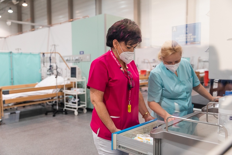 Szpital tymczasowy Łódź. Szpital w hali EXPO w Łodzi świeci pustkami. Ale hala pozostanie zamknięta (fot. Michał Pietrzak - TuŁódź.pl)