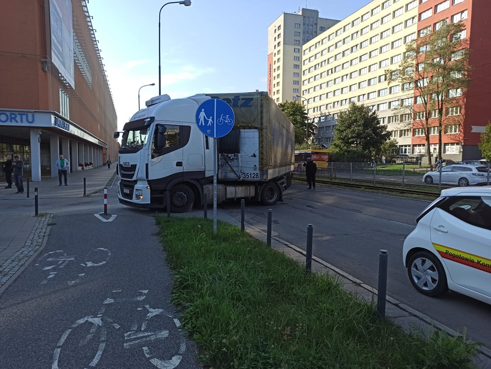 Wypadek spowodował zatrzymanie ruchu w kierunku Centrum przez kilkadziesiąt minut.