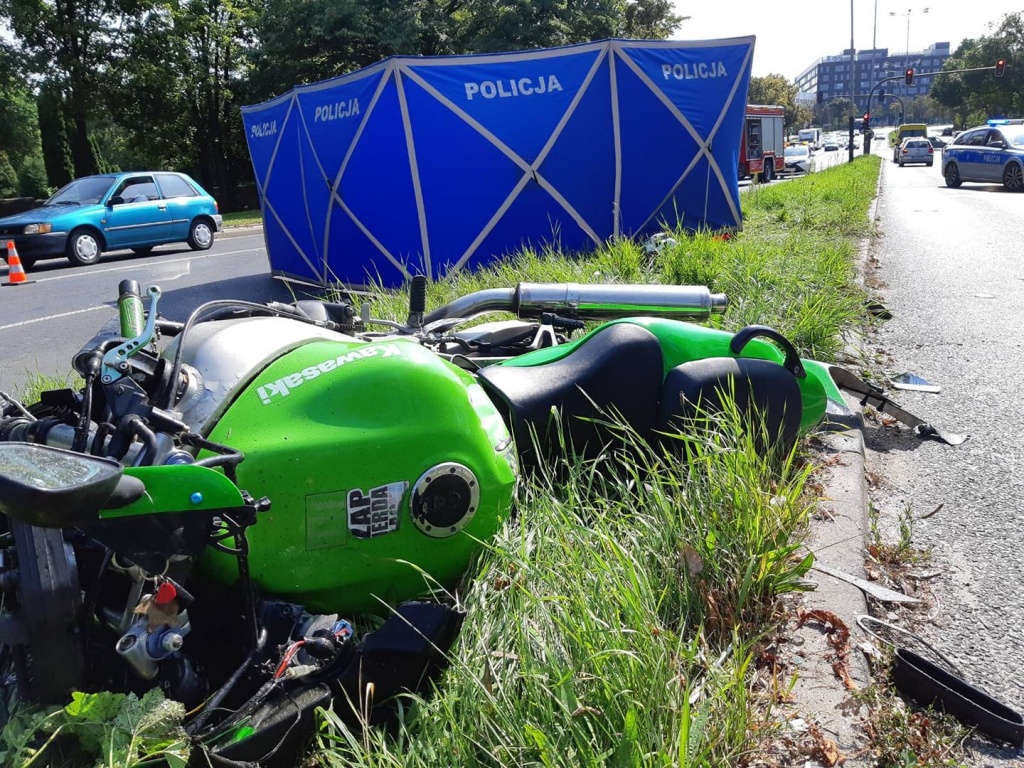 Poważny wypadek z udziałem motocyklisty na al. Palki w Łodzi (fot. Policja Łódzka)