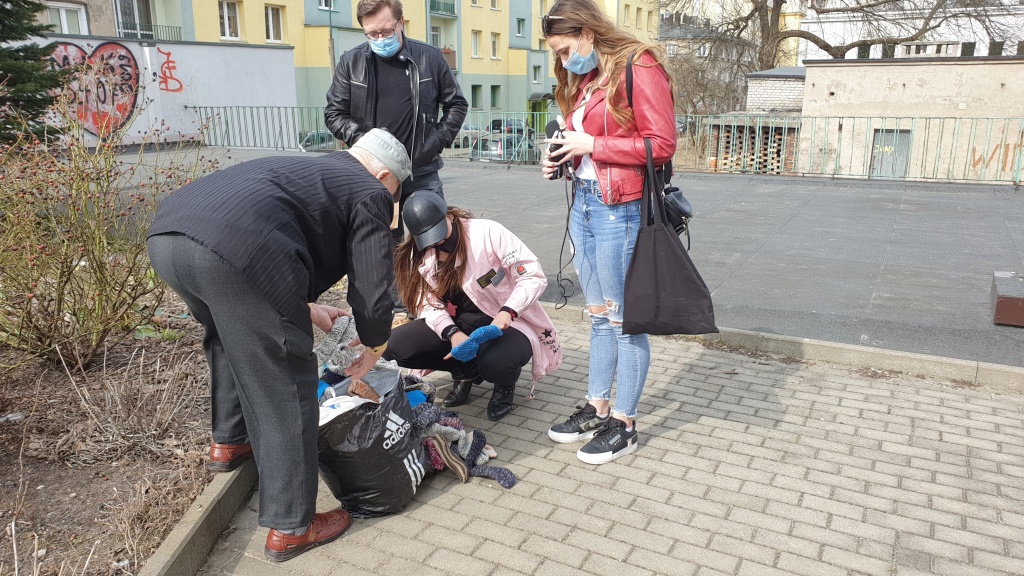 Łódź. Kilkanaście osób postanowiło wesprzeć pana Romana i kupić od niego ciepłe kapcie (fot. Bartosz Jankowski - TuŁódź.pl)