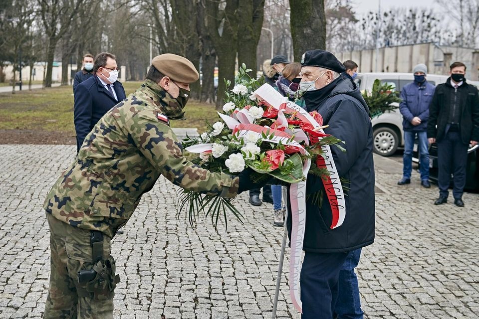 Narodowy Dzień Pamięci Żołnierzy Wyklętych w Łodzi. Pod pomnikiem ofiar komunizmu w al. Anstadta złożono kwiaty [zdjęcia] - Zdjęcie główne