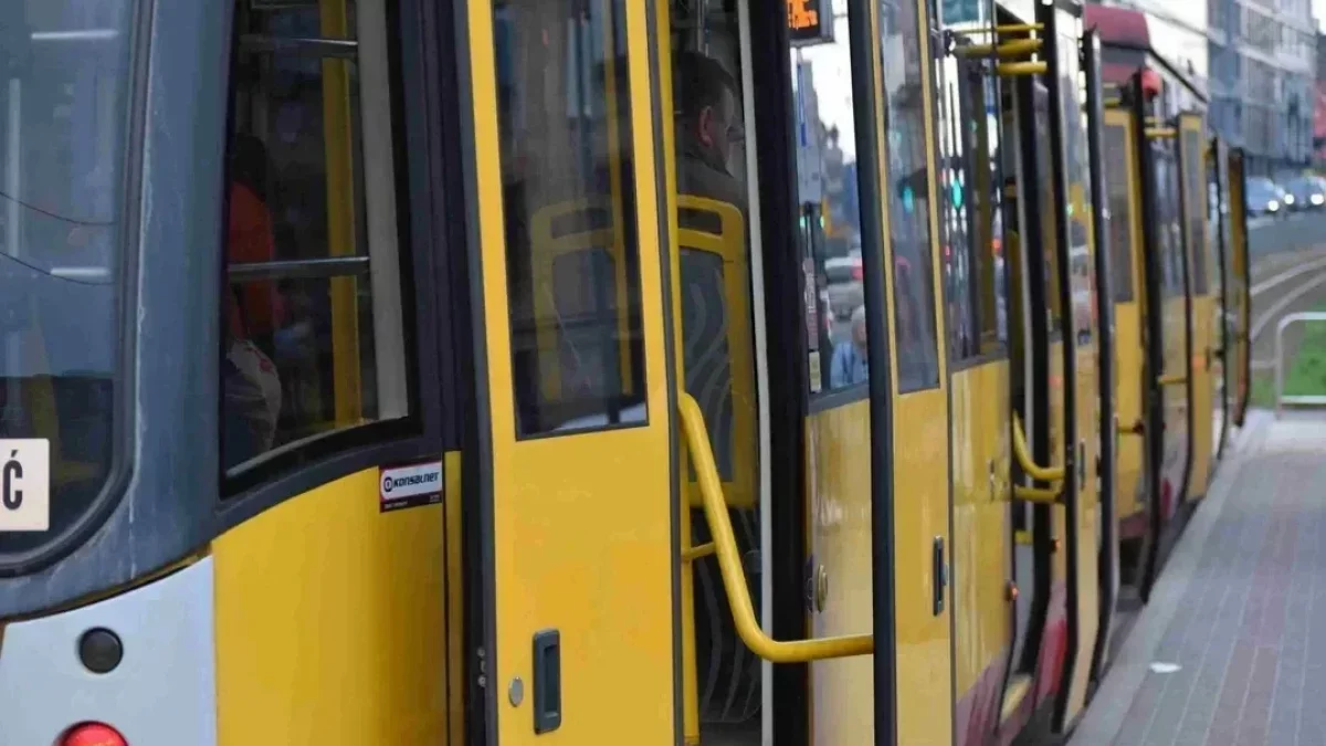 Zatrzymanie tramwajów w centrum Łodzi. Powód? Samochód na torach - Zdjęcie główne