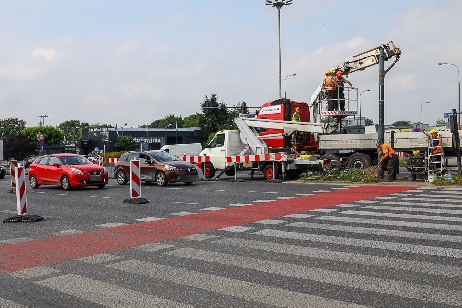 Remont świateł na skrzyżowaniu Obywatelska / Jana Pawła II. Nie ma dnia bez stłuczki i to mimo prostej drogi  (fot. Michał Pietrzak - TuŁódź.pl)