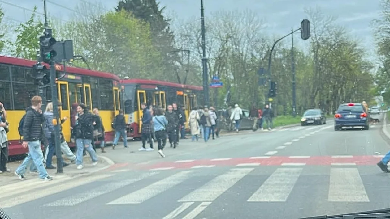 Utrudnienia dla łódzkich podróżnych po zderzeniu auta z tramwajem MPK Łódź. Obowiązują objazdy - Zdjęcie główne