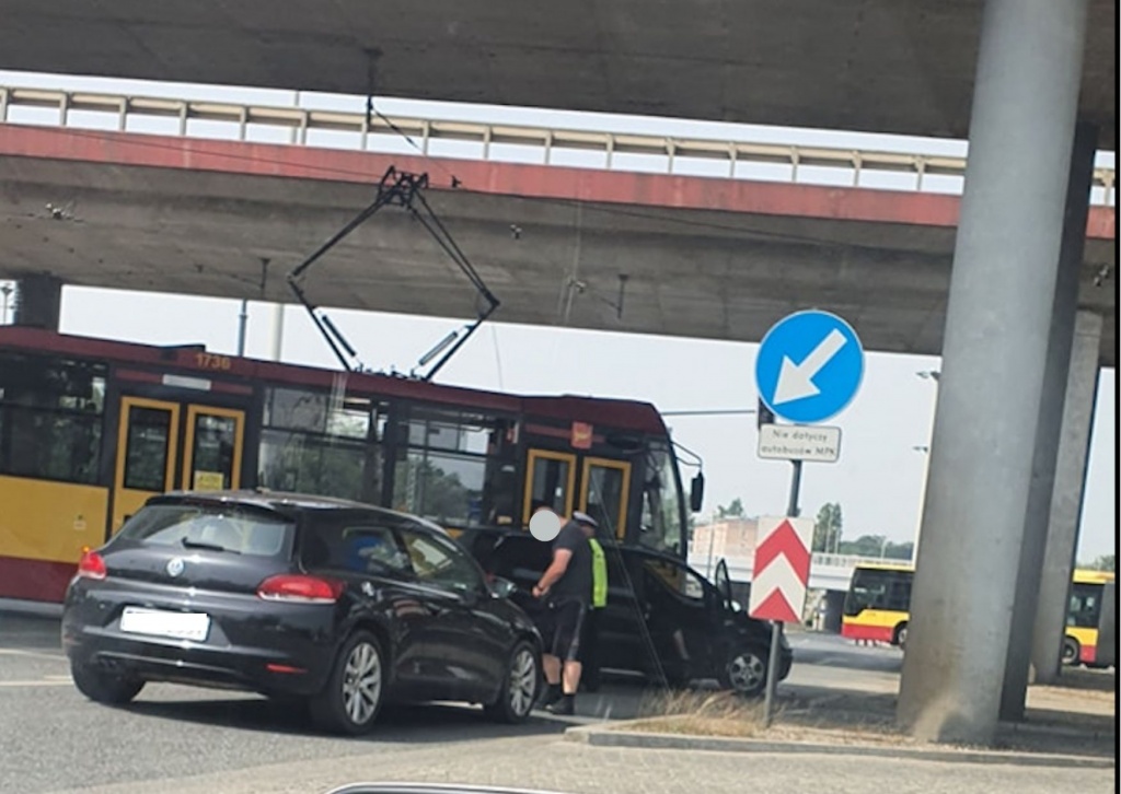 MPK Łódź. Zderzenie osobówki z tramwajem na trasie WZ. Poważne utrudnienia! (fot. dzięki uprzejmości Czytelnika)