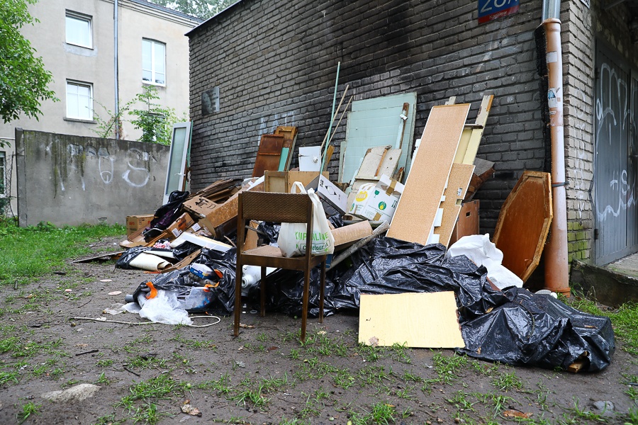 Niekontrolowane wysypisko śmieci na Karolewie. Mieszkańcy obawiają się kolejnych podpaleń (fot. Michał Pietrzak - redakcja TuŁódź) | wiadomości łódzkie | Łódź | TuŁódź