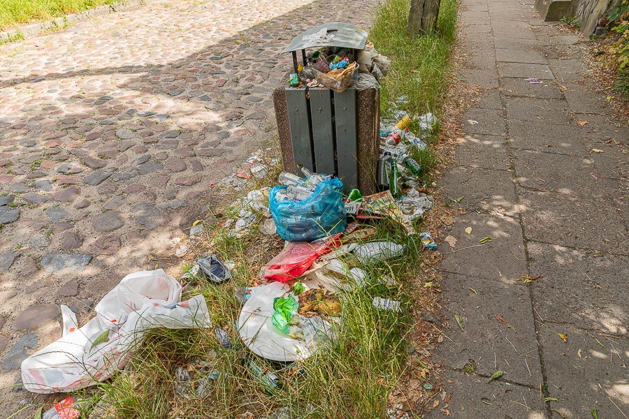 Śmieci na ul. Żytniej w Łodzi. Nieuregulowany stan prawny obszaru generuje nawracający problem (fot. Michał Pietrzak) |wiadomości łódzkie | Łódź | TuŁódź