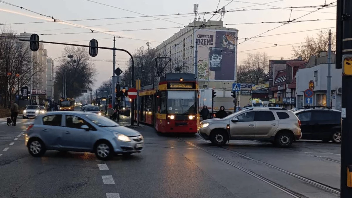 Wykolejenie tramwaju MPK Łódź na Bałutach. Cztery linie tramwajowe skierowano na objazd - Zdjęcie główne