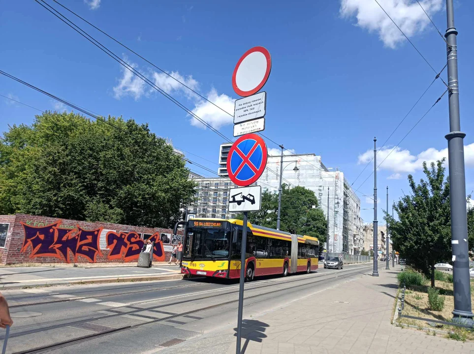 Kierowcy notorycznie łamią zakaz na Kilińskiego i parkują na torowisku. Czas na zmiany? [zdjęcia] - Zdjęcie główne