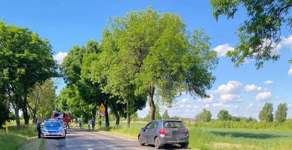 Wypadek Łódzkie. 45-latka weszła wprost pod nadjeżdżający samochód. Niestety zmarła - Zdjęcie główne