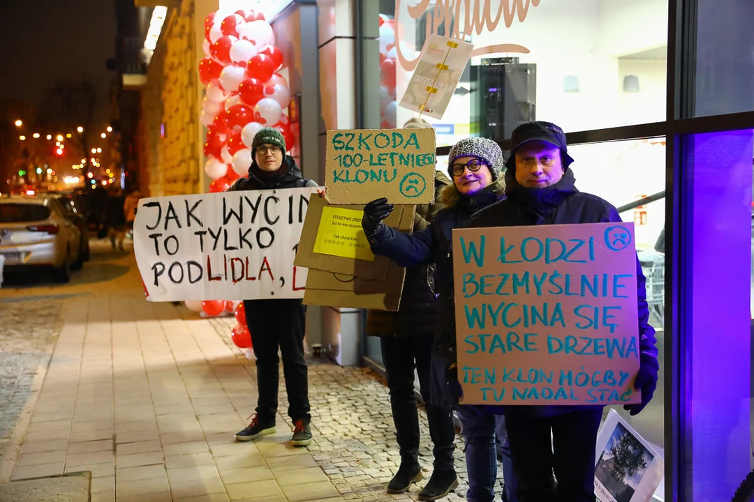 Protest pod Lidlem w Łodzi