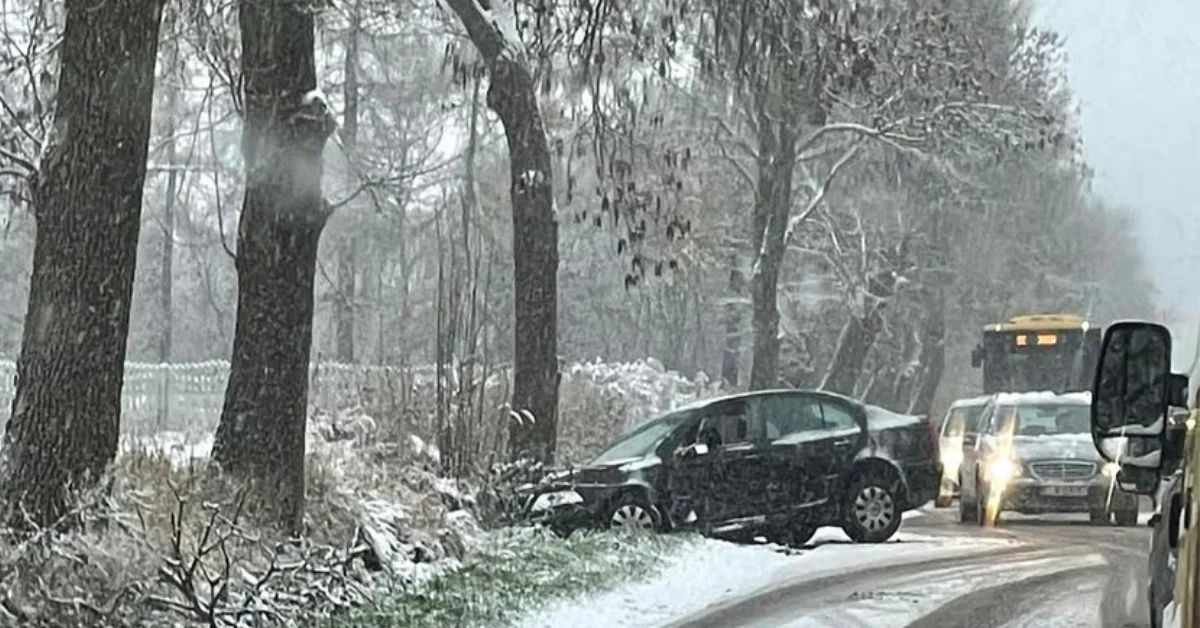 Pierwszy śnieg, lód i pierwsze wypadki na drogach w Łodzi - Zdjęcie główne