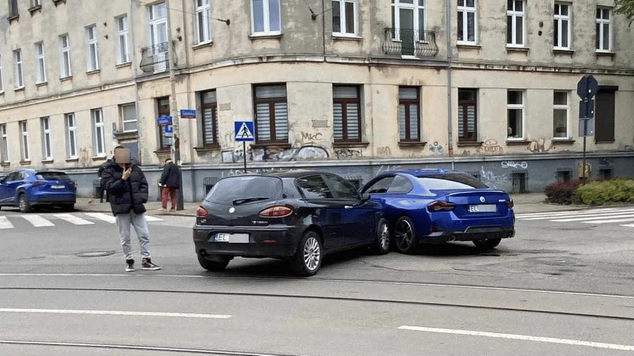 Zderzenie samochodów osobowych na ważnym skrzyżowaniu. Tramwaje musiały zmienić swoje trasy - Zdjęcie główne