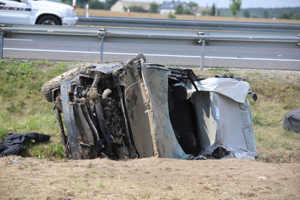 Wypadek Łódzkie. Do groźnego wypadku samochodowego doszło na autostradzie A1, na wysokości miejscowości Wieszczyce (fot. bnp) |wiadomości łódzkie | Łódź | TuŁódź