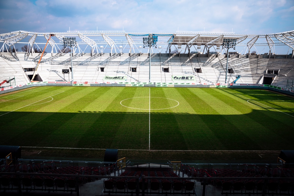 Praca wre, dom Rycerzy Wiosny pięknieje. Dach nad stadionem ŁKS-u Łódź nabiera kształtów  - Zdjęcie główne