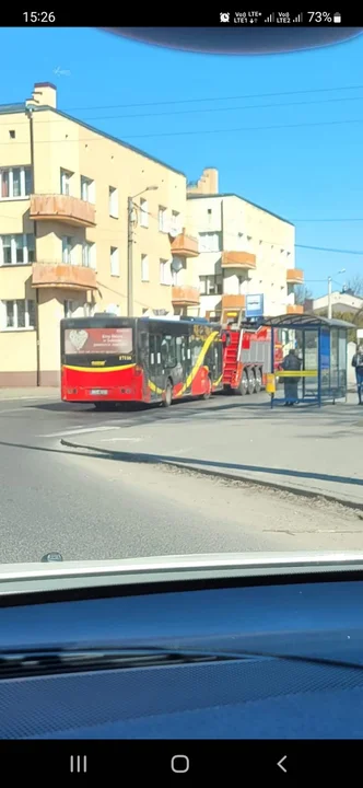 Na zdjęciach zgierzanie odmienili miejskie autobusy przez wszystkie rodzaje: zespute, holowane, brudne, palące się, bez świateł a nawet bez gaśnic i siedzeń, itp.