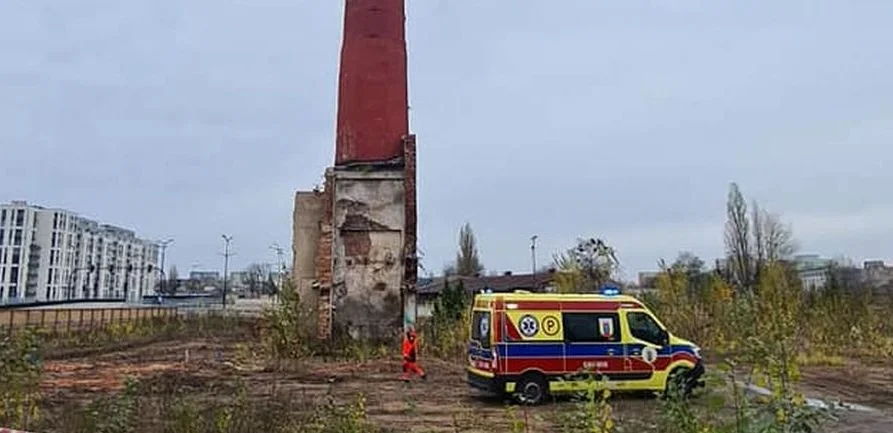 Skoczył z komina przy ul. Hasa w Łodzi. Wszystko zarejestrował monitoring - Zdjęcie główne