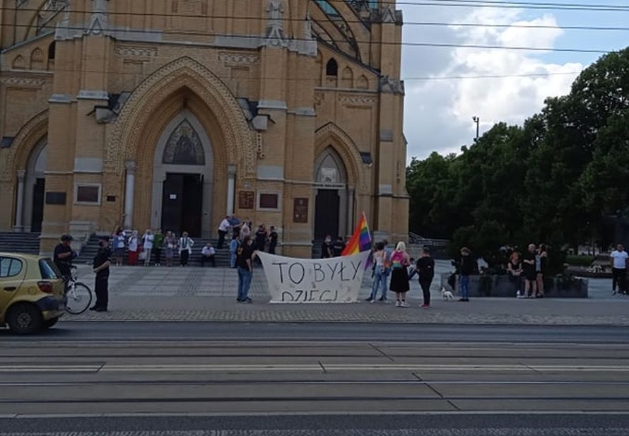 Protest przed Archikatedrą Łódzką. To efekt wydarzeń w Kanadzie. Na miejscu interweniowała policja [zdjęcia] - Zdjęcie główne