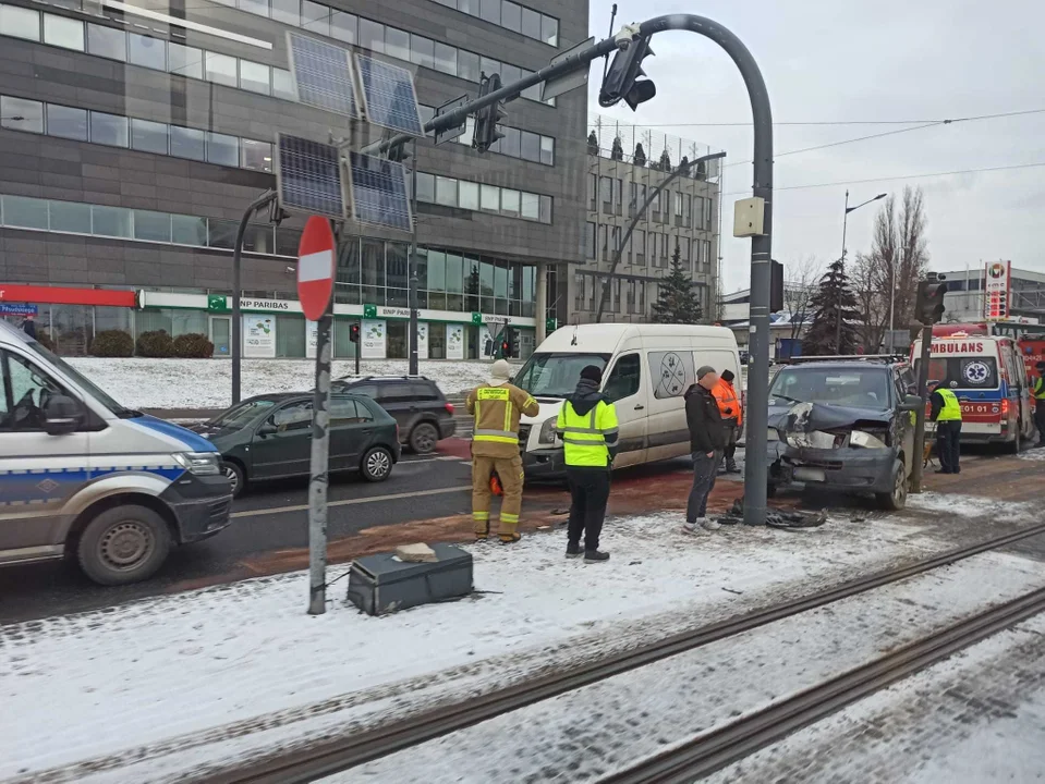 Kraksa na skrzyżowaniu marszałków. Uwaga – duże utrudnienia w ruchu [zdjęcia]  - Zdjęcie główne