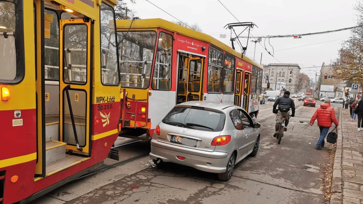 Kolizja tramwaju MPK Łódź z autem osobowym na Starym Mieście - Zdjęcie główne