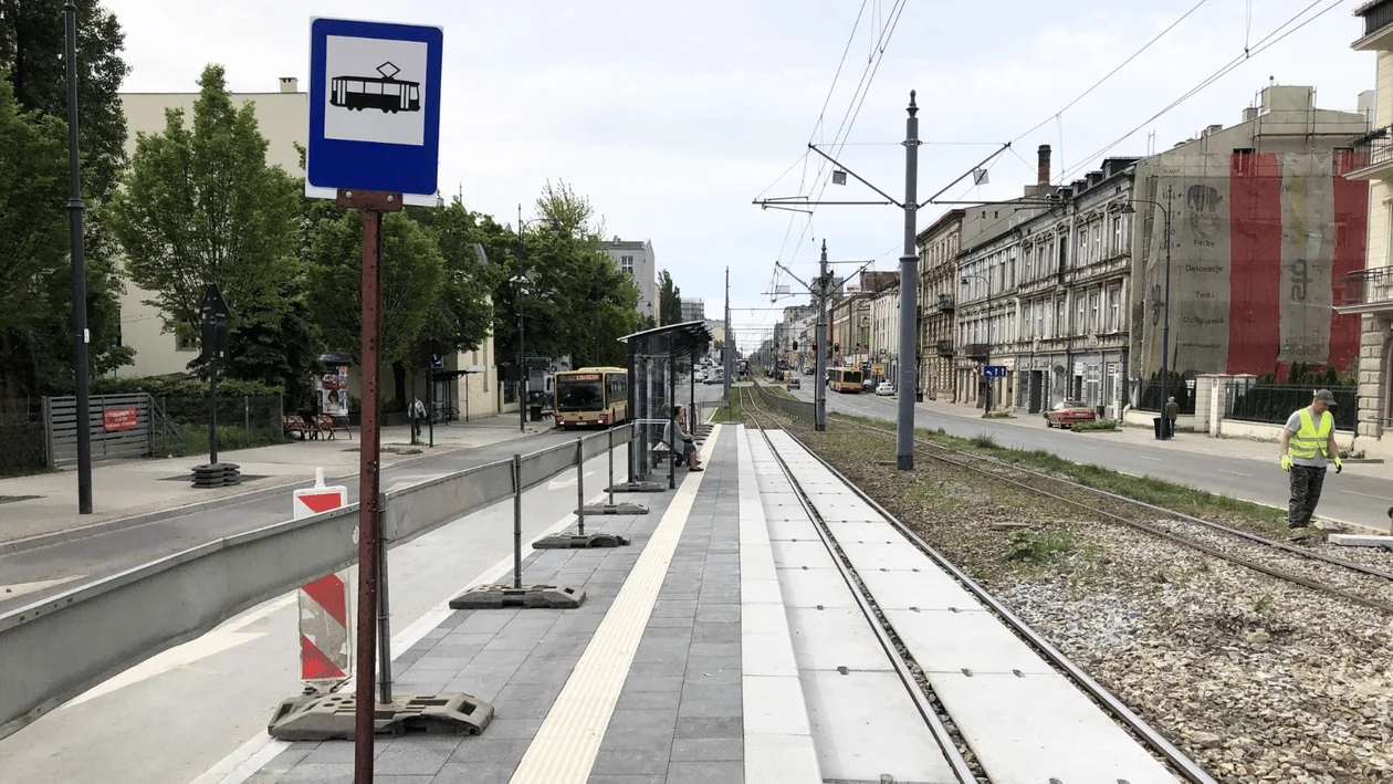 Wróciły przystanki tramwajowe przy Legionów. Tramwaje się zatrzymują, ale na więcej jeszcze poczekamy [ZDJĘCIA] - Zdjęcie główne