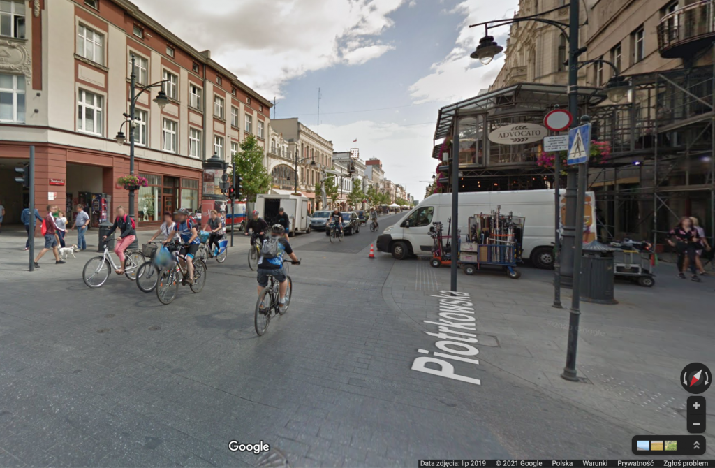 Wakacje na Piotrkowskiej w Łodzi przed pandemią! Kto odnajdzie się na zdjęciach w Google Street View? (fot. Google Street View)