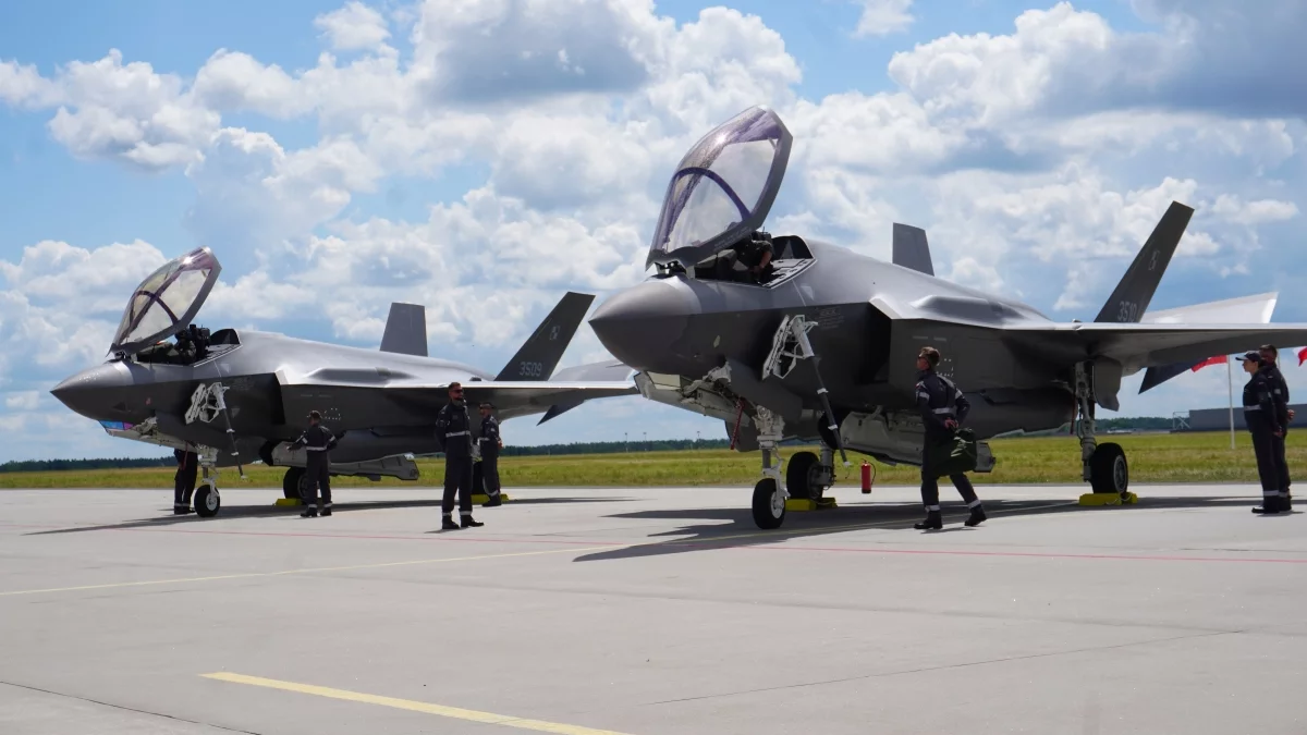 Przeleciały nad Polską i wylądowały w Łódzkiem. Myśliwce F-35A Husarz oficjalnie w Łasku [FOTO]