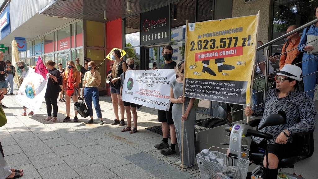 Kopalnia Porszewice. Protest w Łodzi. Mieszkańcy nie chcą kopalni w miejscu podłódzkiego lasu (fot. TuŁódź.pl)
