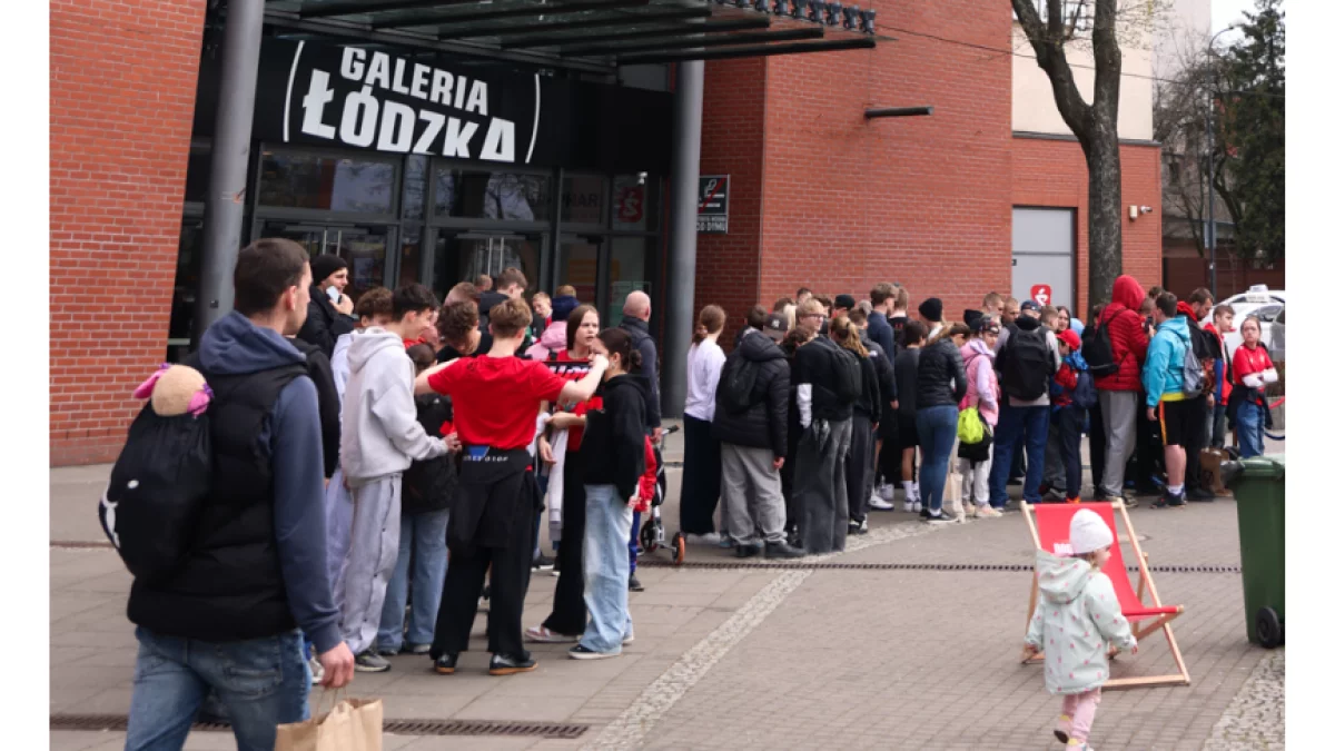 Za czym kolejka ta stoi? Łodzianie odzyskali "swój" sklep