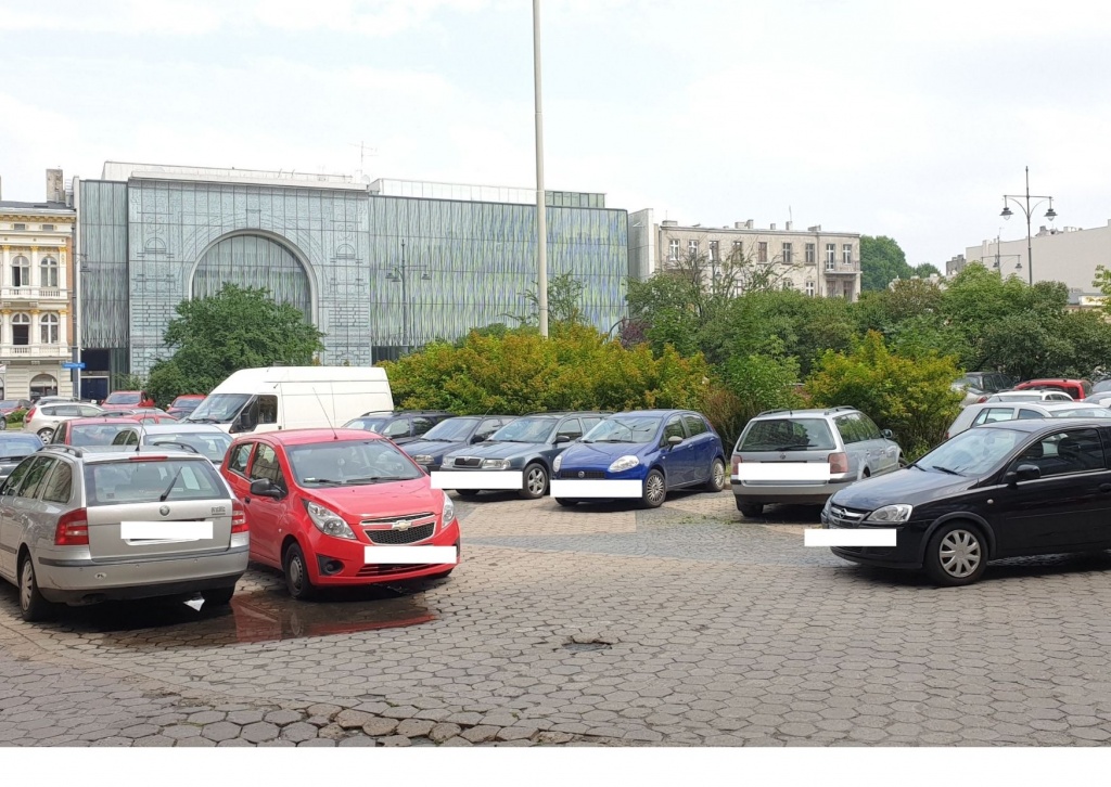 Parking zamiast ulicy. Tak teraz wygląda ul. Sienkiewicza w Łodzi (fot. dzięki uprzejmości Czytelnika)