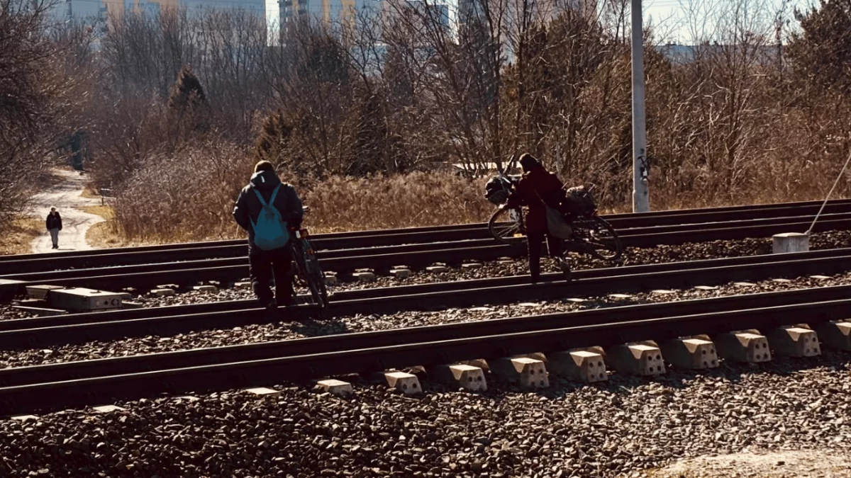 Rady osiedla łączą siły i pytają o bezpieczne przejście przez tory na Widzewie. CPK i ZDiT odpowiadają - Zdjęcie główne